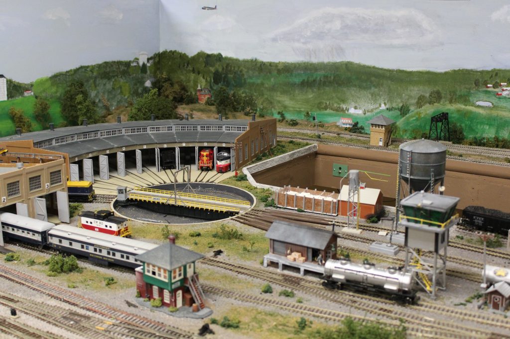 Image of HO model railroad turntable.