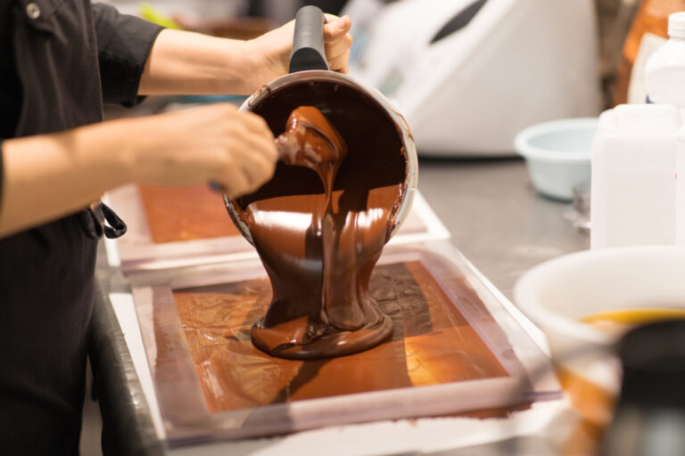 Production,,Cooking,And,People,Concept,-,Confectioner,Filling,Mold,With